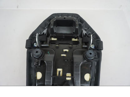 Snett nerifrån på Sadel från en Yamaha MT-07 -2022 motorcykel.