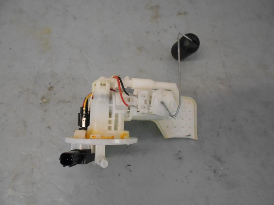 Framsidan på Bensinpump insprut från en Yamaha YS 125 -2017 motorcykel.