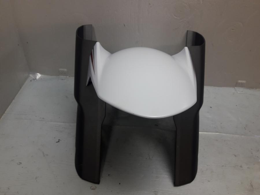 Framsidan på Framskärm från en Kawasaki Z 1000 -2013 motorcykel.