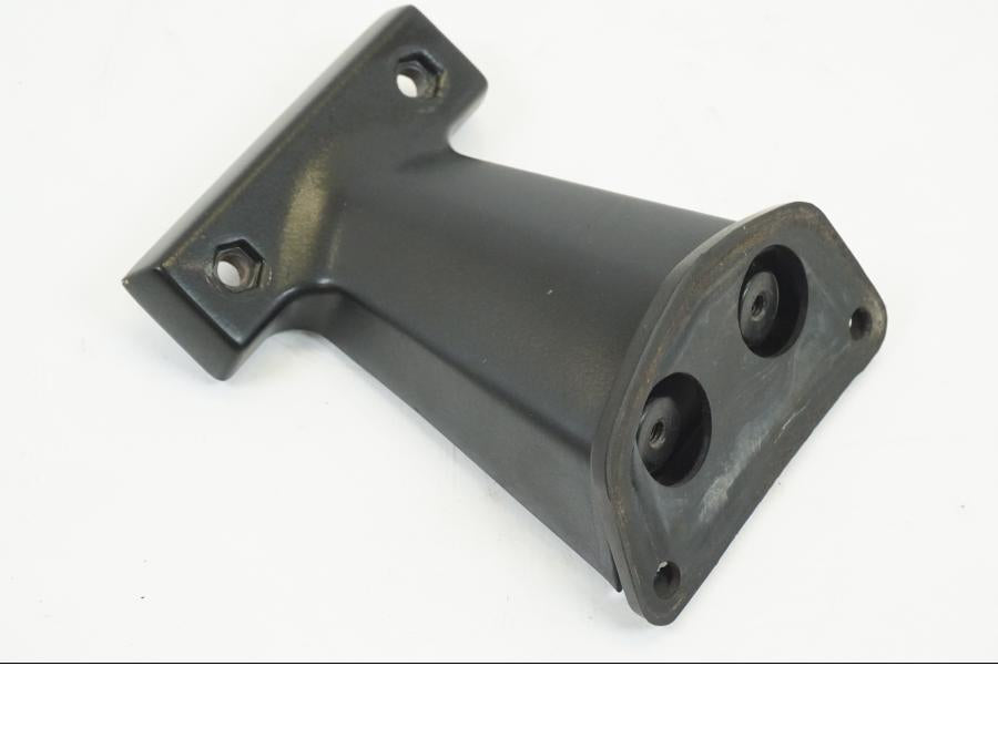 Framsidan på Skylthållare från en Suzuki VL 1500 -1999 motorcykel.