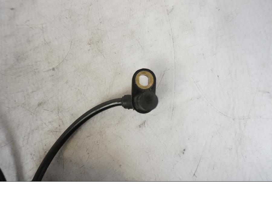 Snett uppifrån på ABS givare från en KTM 690 Duke -2014 motorcykel.