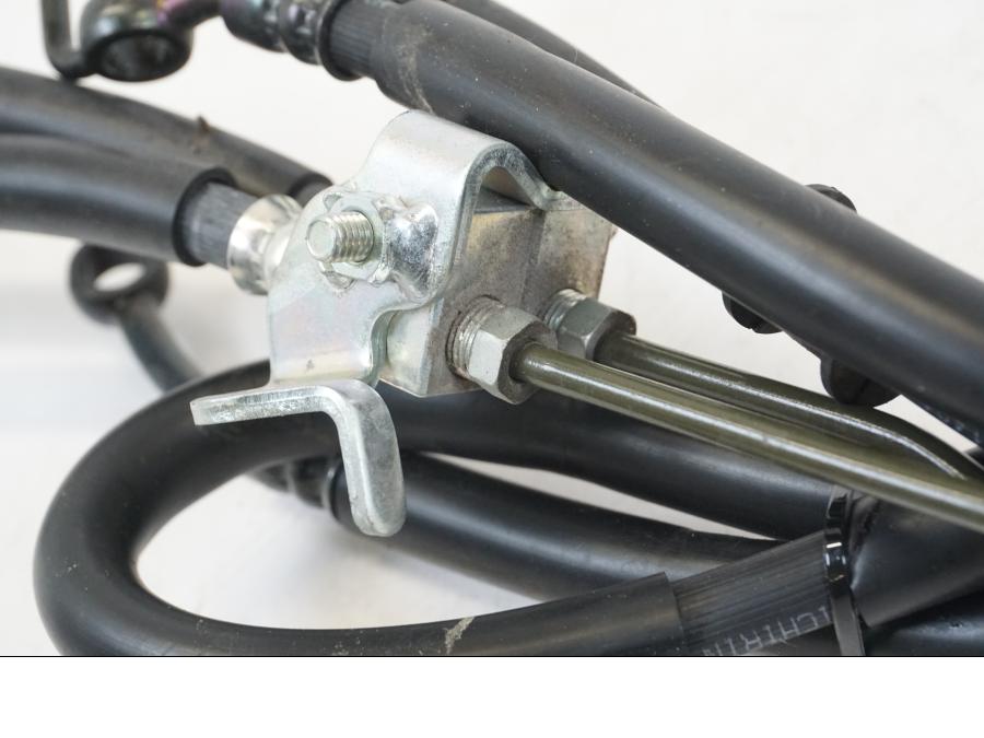 Snett nerifrån på Bromsledning från en Yamaha MT-09 -2021 motorcykel.