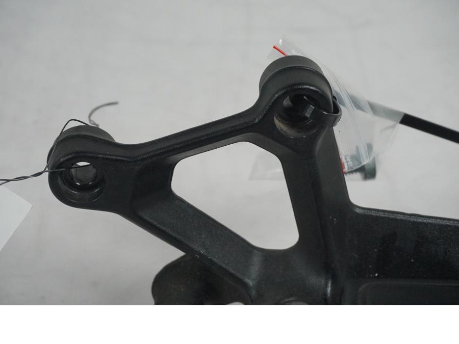 Höger sida på Fotpinnefäste från en KTM 1290 Super Duke GT -2017 motorcykel.