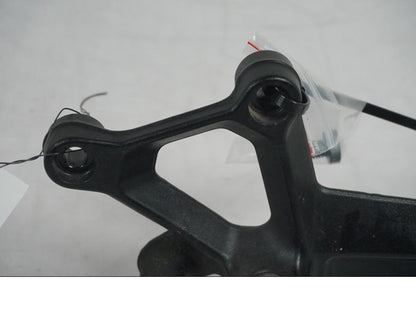 Höger sida på Fotpinnefäste från en KTM 1290 Super Duke GT -2017 motorcykel.