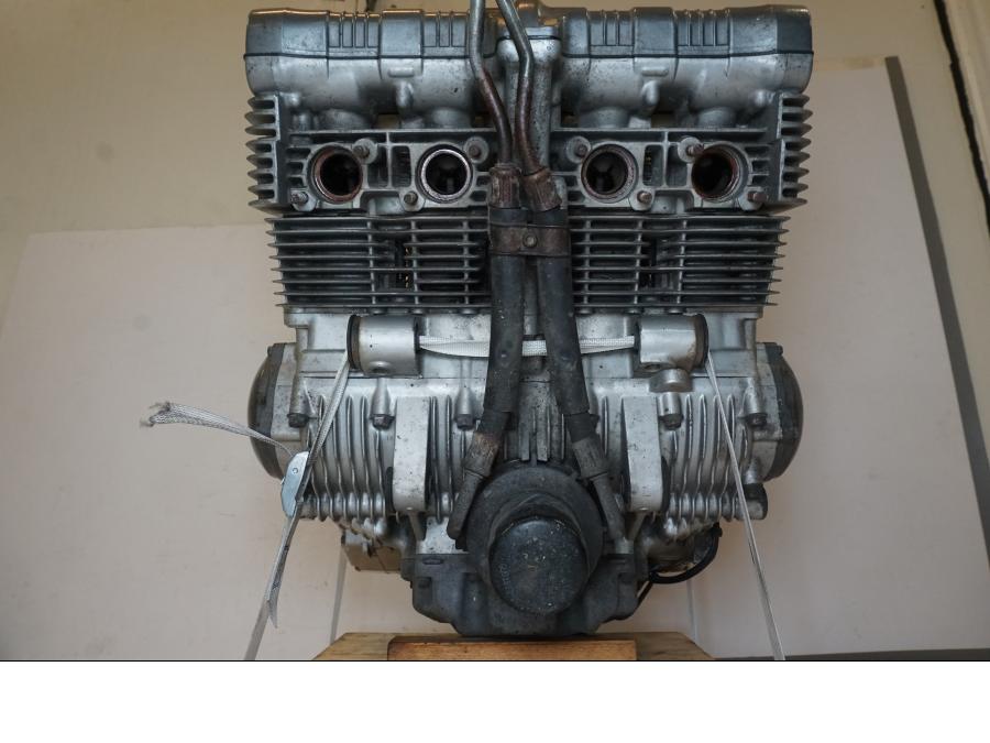 Vänster sida på Motor från en Yamaha XJ 900 -1997 motorcykel.