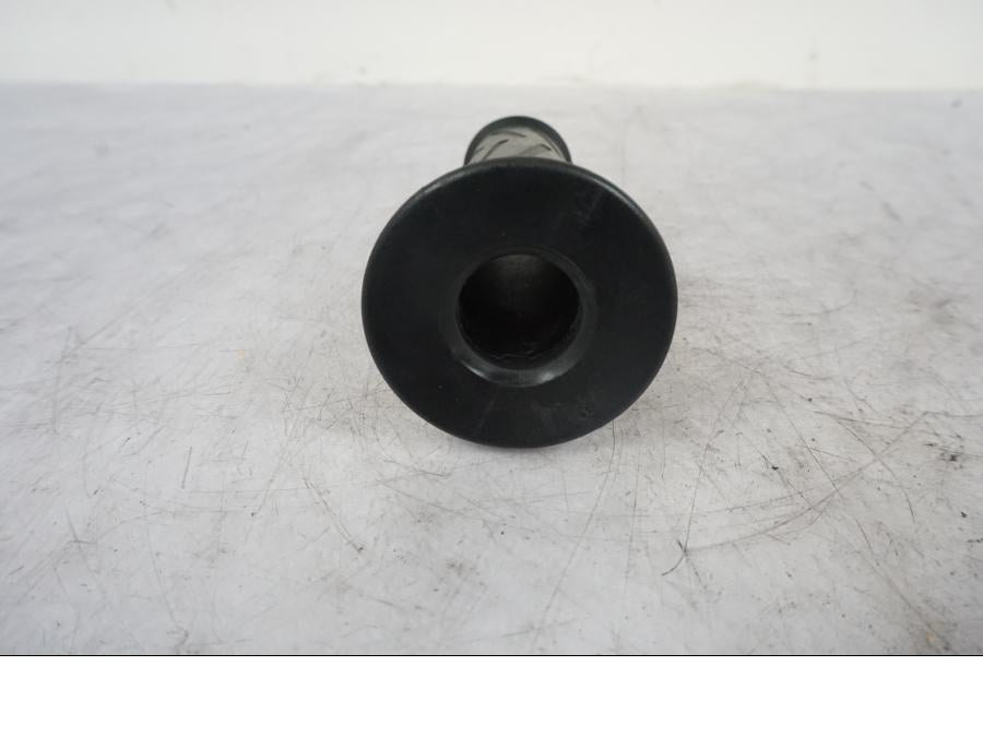 Snett uppifrån på Handtag från en Yamaha MT-09 -2020 motorcykel.