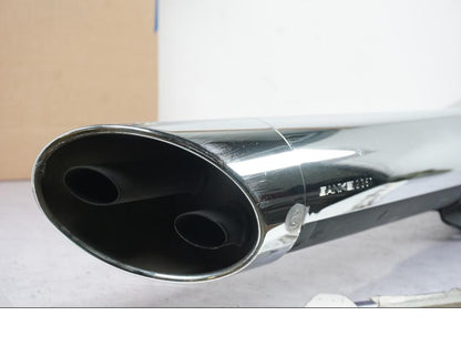 Snett uppifrån på Avgassystem från en Honda VT 750 -2006 motorcykel.