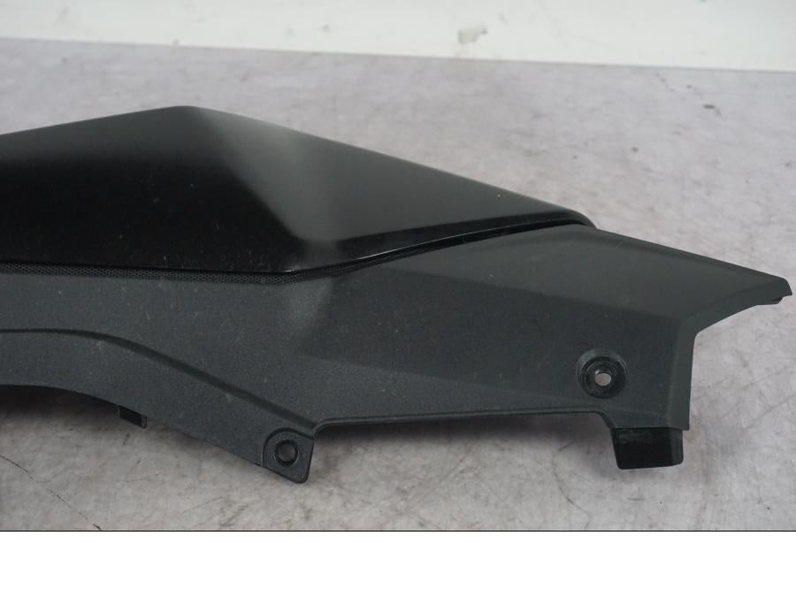 Snett nerifrån på Bakvinge från en Yamaha MT-09 -2024 motorcykel.