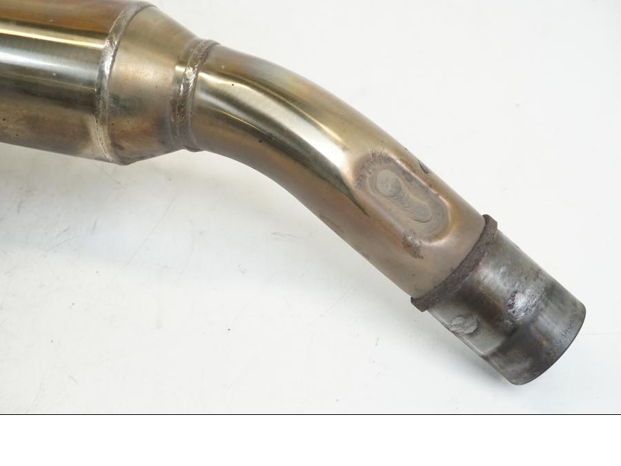 Snett nerifrån på Ljuddämpare från en Honda ST 1300 -2002 motorcykel.