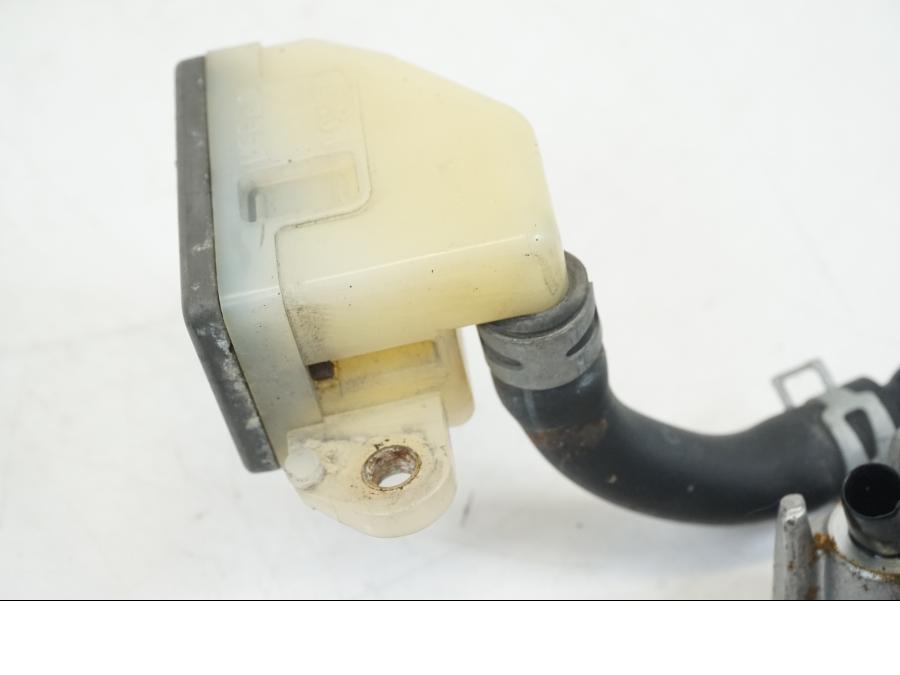 Snett nerifrån på Bromshuvudcylinder från en Suzuki GSX-R 1000 -2005 motorcykel.