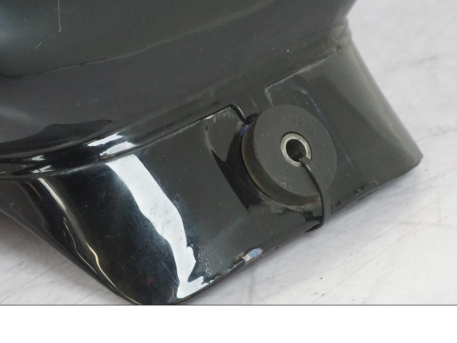 Höger sida på Bensintank från en Suzuki VL 800 -2002 motorcykel.