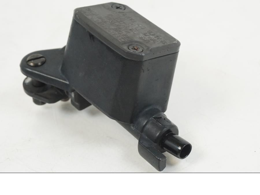 Snett uppifrån på Bromshuvudcylinder från en BMW F 650 CS -2002 motorcykel.