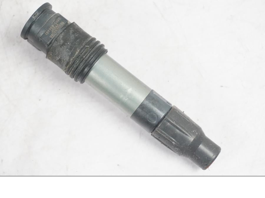 Vänster sida på Tändspole från en KTM 1290 Super Duke -2019 motorcykel.