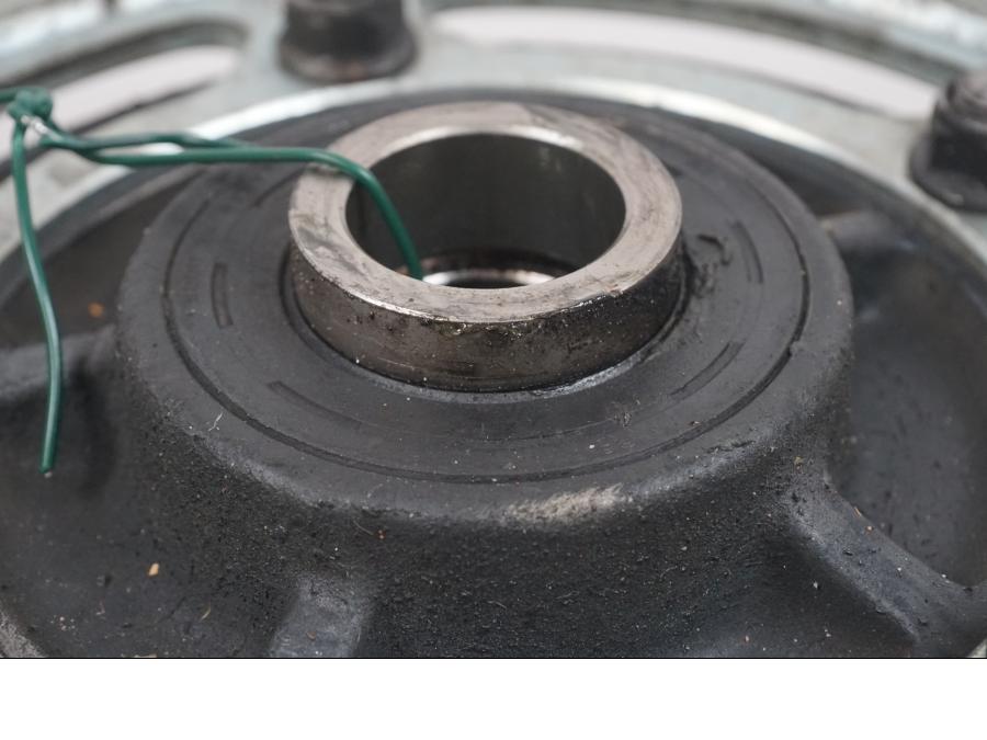 Snett nerifrån på Drevfäste från en Suzuki GSX-R 1000 -2007 motorcykel.