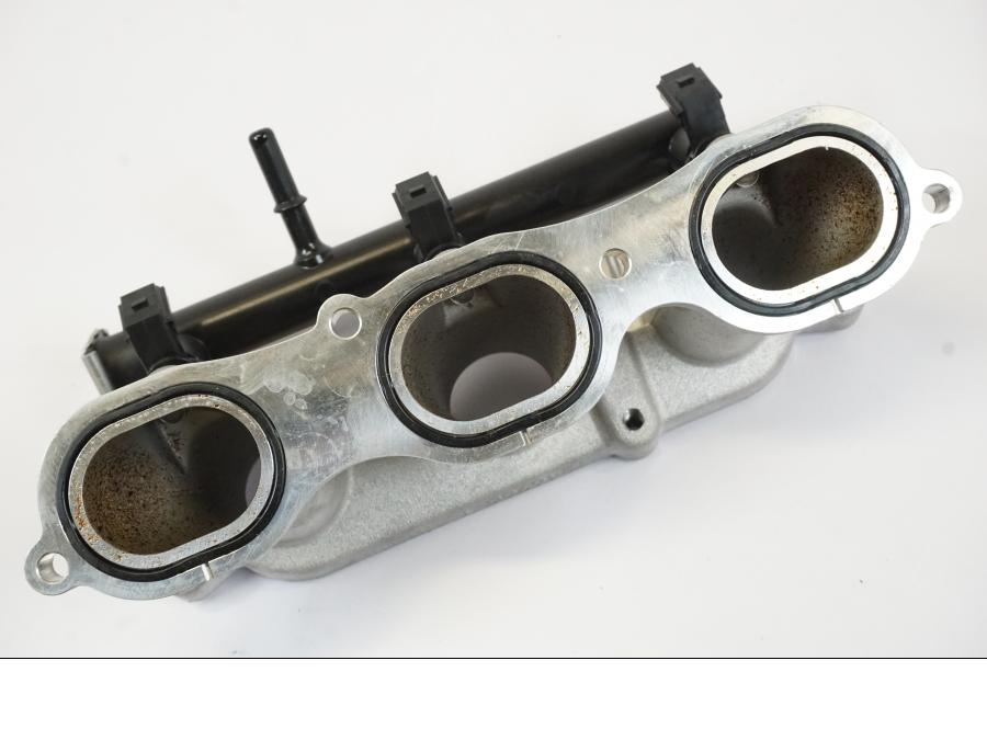 Snett uppifrån på Fuel Rail från en Triumph Trident -2021 motorcykel.