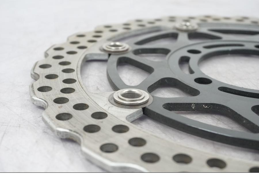 Baksidan på Bromsskiva från en Kawasaki ZZ-R 1400 -2010 motorcykel.