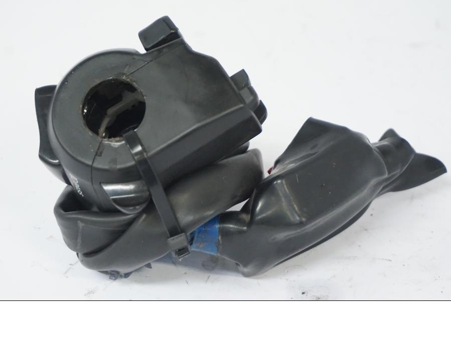 Snett nerifrån på Styrelreglage från en Honda CB 500 X -2015 motorcykel.