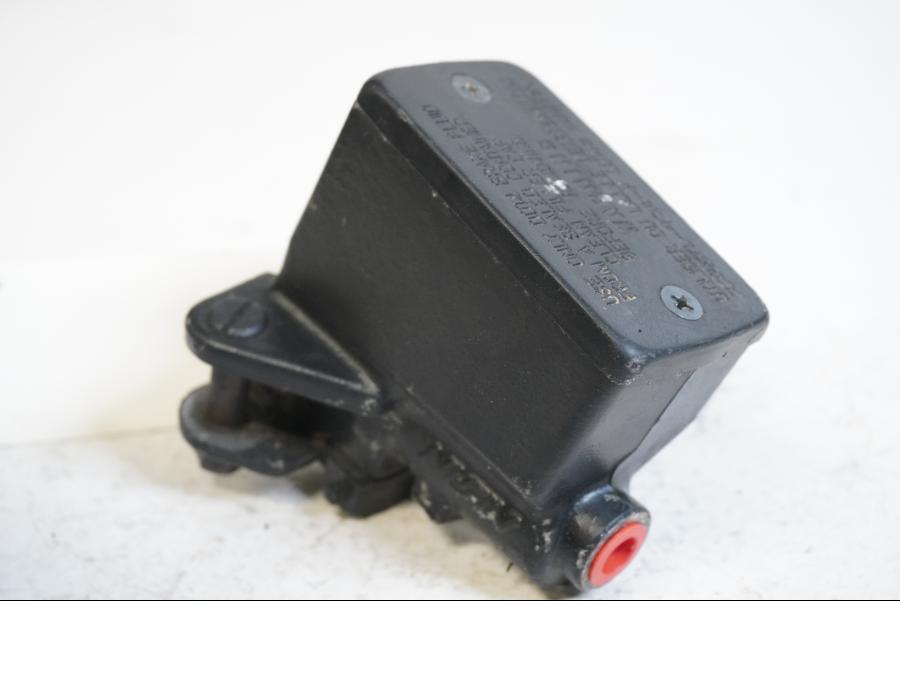 Baksidan på Bromshuvudcylinder från en Suzuki RF 900 R -1998 motorcykel.