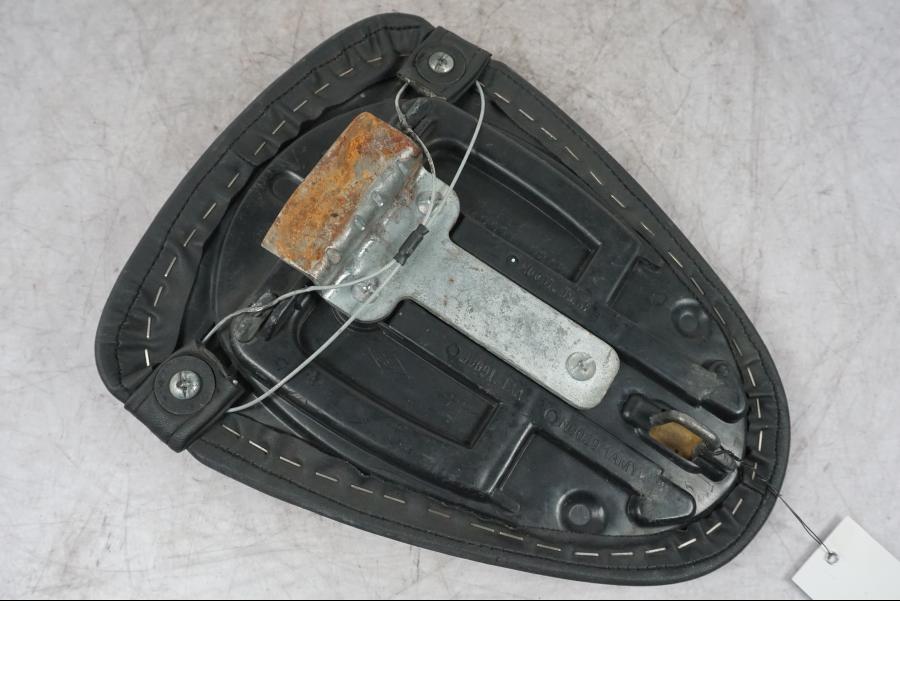 Snett nerifrån på Sadel från en Buell 1125 R -2008 motorcykel.