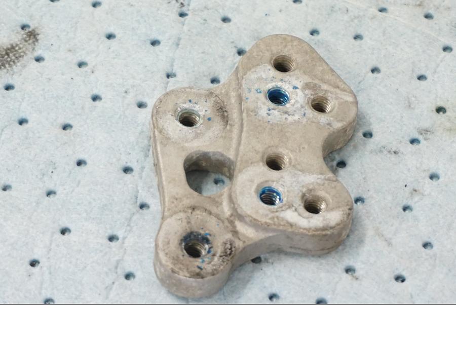 Baksidan på Fotpinnefäste inre från en Suzuki GSX-R 1000 -2008 motorcykel.