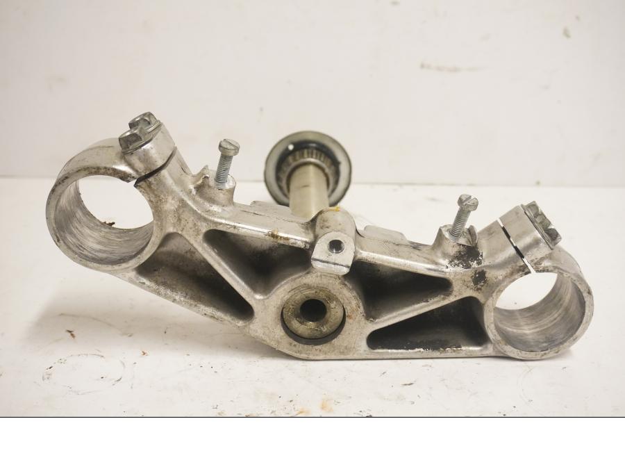 Baksidan på Gaffelkrona från en Honda CBR 900 RR -1999 motorcykel.