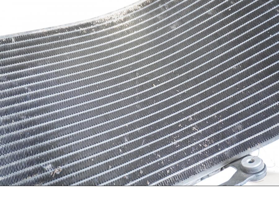 Vänster sida på Vattenkyl från en Triumph Tiger -2012 motorcykel.