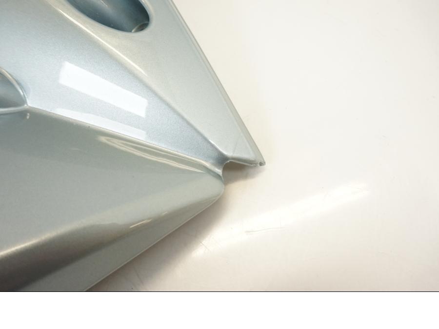 Höger sida på Sidkåpa från en KTM 950 Adventure -2004 motorcykel.