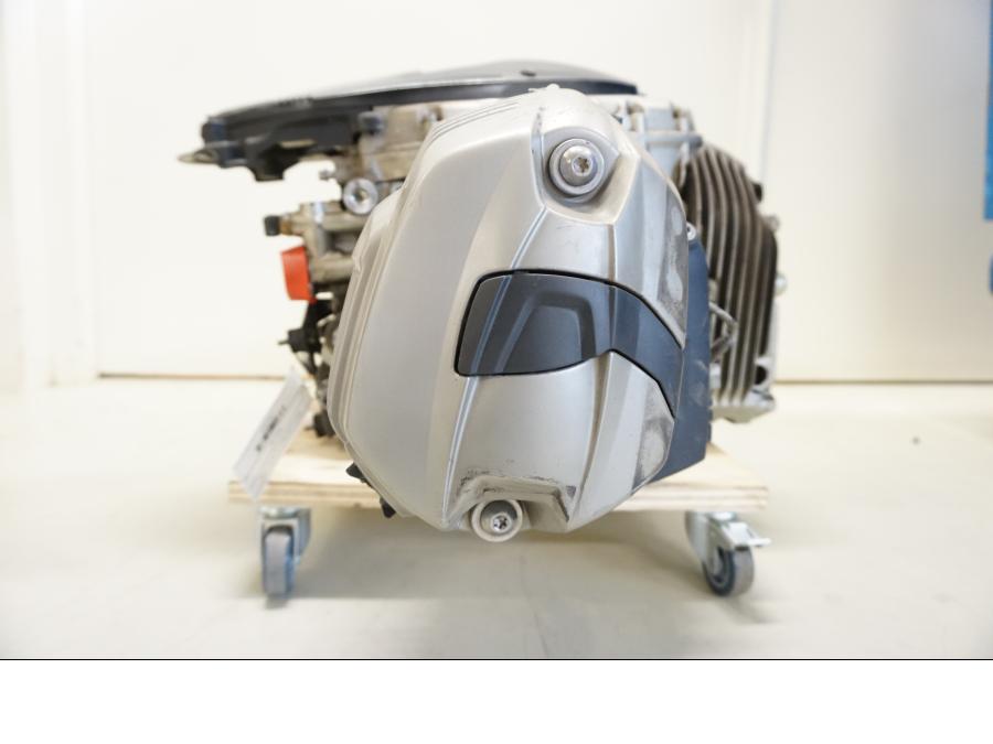 Baksidan på Motor från en BMW R 1200 GSA -2011 motorcykel.