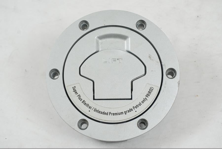 Höger sida på <p>Låssats från BMW K 1200 R Sport 2007.</p>

<p>1st nyckel och en plastkopia, sadellås, tanklock, tändningslås (saknas plastbit vid en av kontakterna).</p> motorcykel.