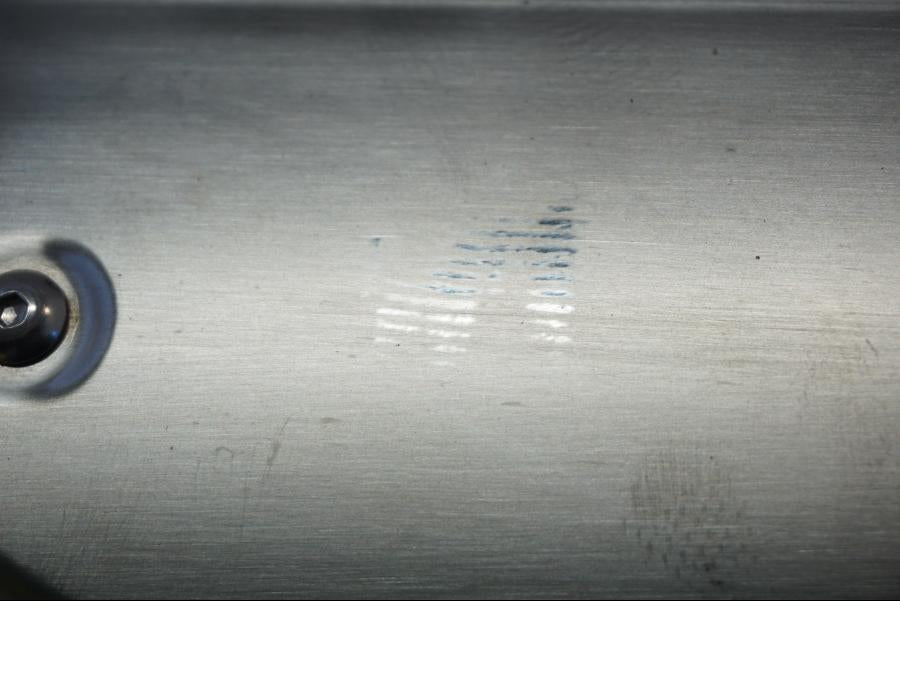 Snett nerifrån på Ljuddämpare från en Suzuki SV 650 -2016 motorcykel.