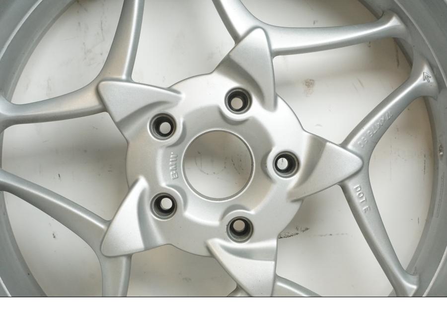 Extrabild3 på Fälg från en BMW R 1200 R -2009 motorcykel.