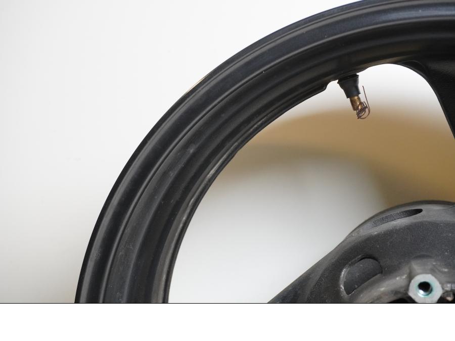 Snett nerifrån på Fälg från en Yamaha YZF 1000 R -1997 motorcykel.