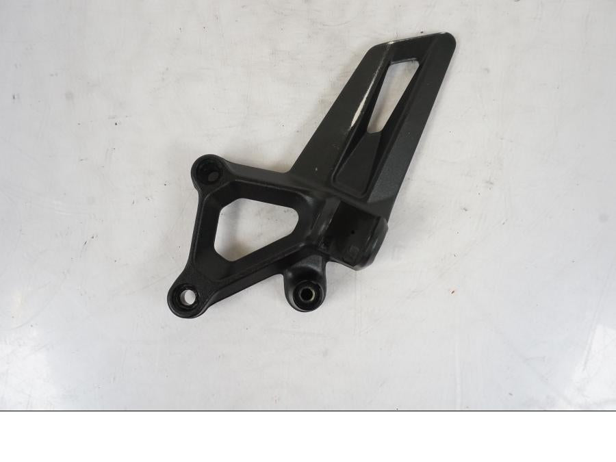 Framsidan på Fotpinnefäste från en KTM 1290 Super Duke -2019 motorcykel.