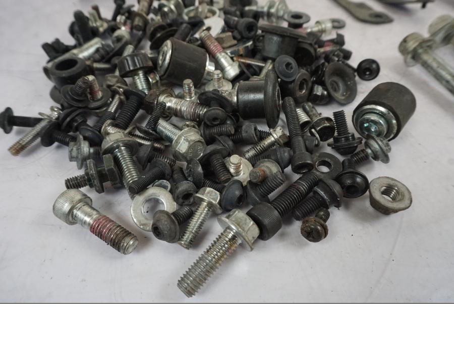 Vänster sida på Skruv / Mutter etc från en KTM 125 Duke -2017 motorcykel.