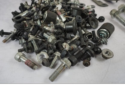 Vänster sida på Skruv / Mutter etc från en KTM 125 Duke -2017 motorcykel.