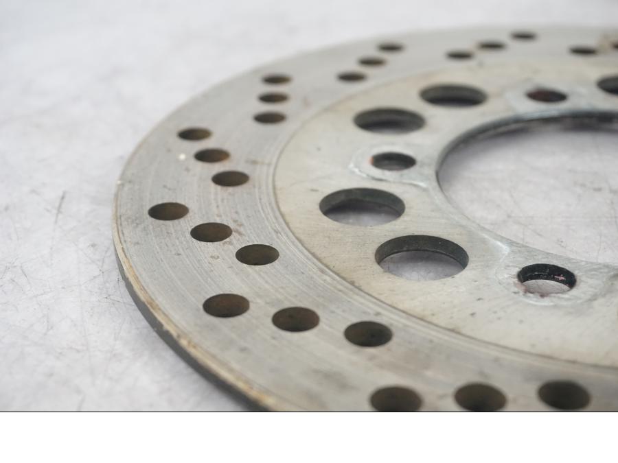 Baksidan på Bromsskiva från en Kawasaki ZX-7R -1996 motorcykel.