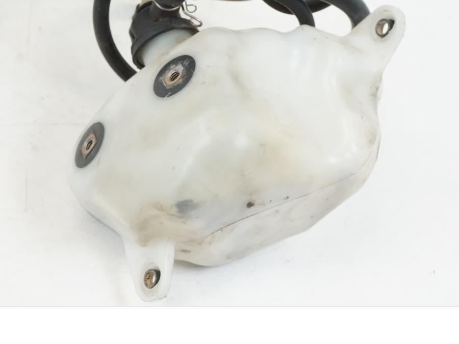 Snett uppifrån på Vattenexpansionskärl från en Yamaha YZF 1000 R1 -2009 motorcykel.