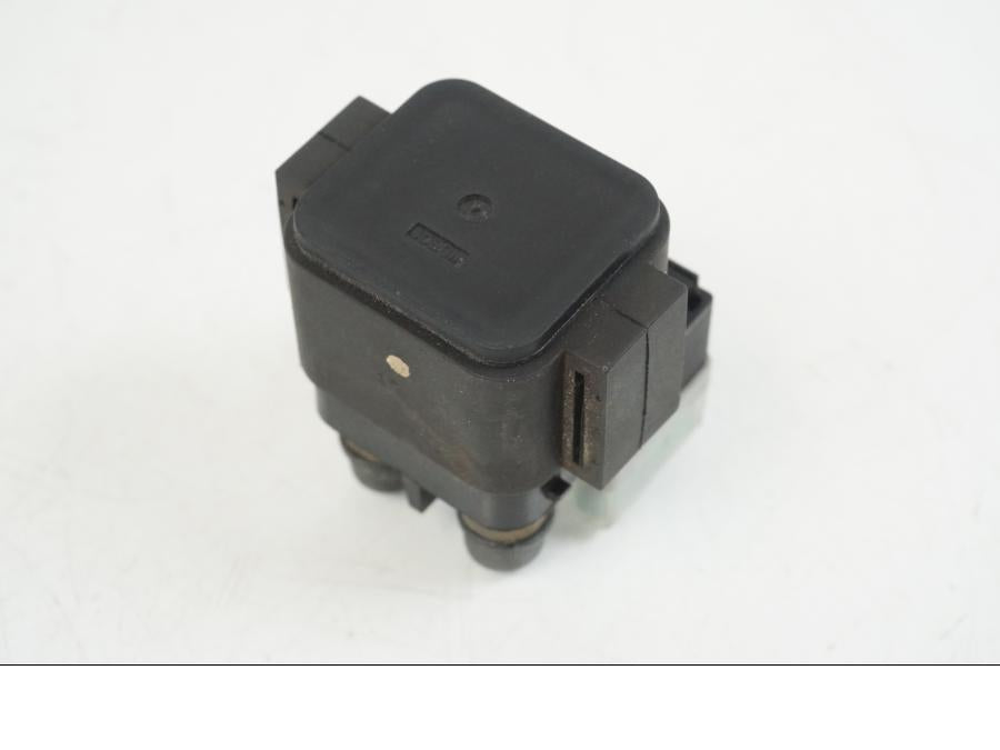 Snett nerifrån på Startrelä från en Kawasaki ER-6F -2016 motorcykel.