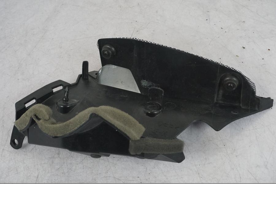 Snett nerifrån på Sidkåpa från en Yamaha MT-09 SP -2018 motorcykel.