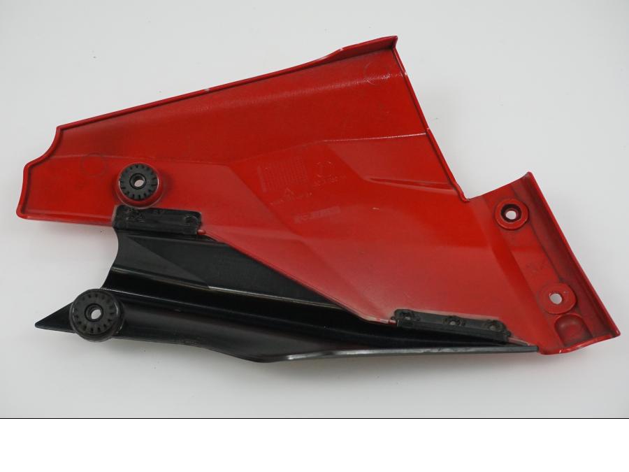 Snett uppifrån på Kylarvinge från en Ducati Streetfighter 1098 -2010 motorcykel.