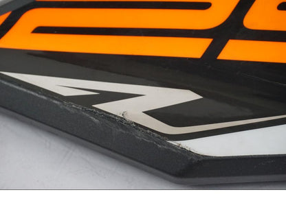 Baksidan på Kylarvinge från en KTM 1290 Super Duke R -2015 motorcykel.