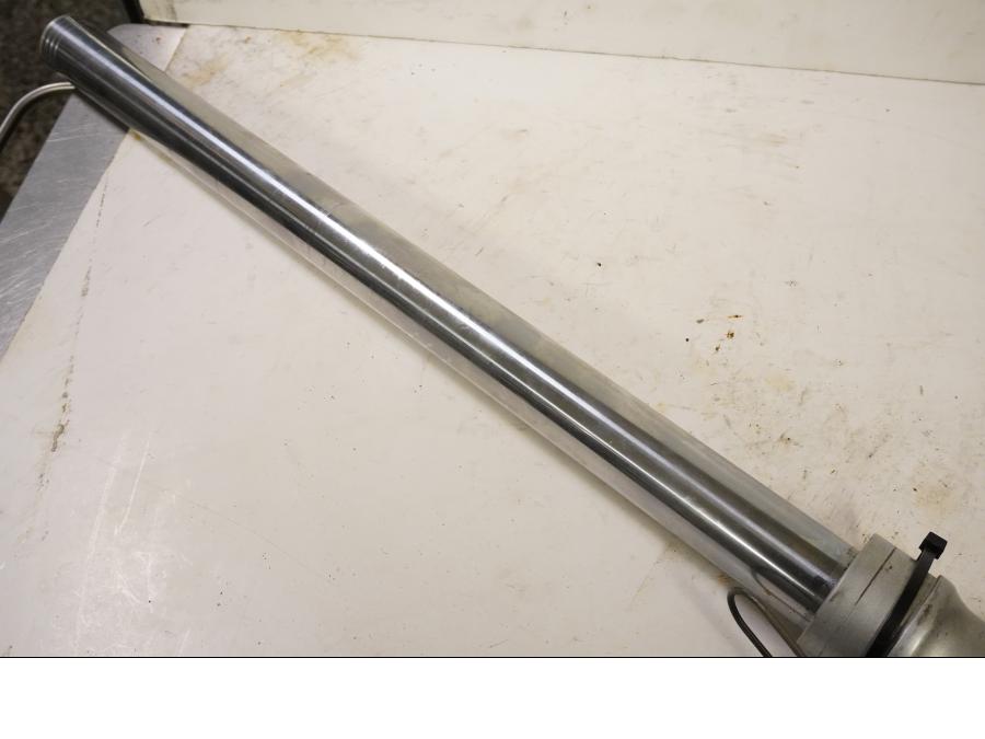 Vänster sida på Gaffelben från en Suzuki DR 650 -1991 motorcykel.