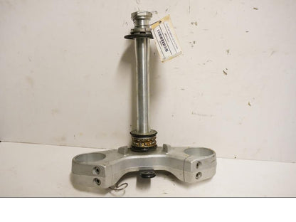 Framsidan på <p>Gaffelkrona nedre från Triumph Explorer 2012.</p>

<p>Undre små repor finns</p> motorcykel.