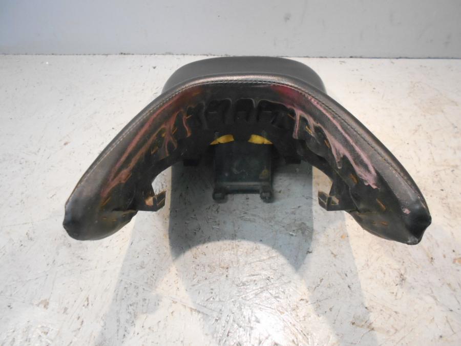 Höger sida på Sadel från en Honda CBR 125 R -2007 motorcykel.