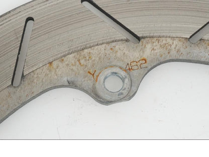 Snett nerifrån på Bromsskiva från en Yamaha XJ 900 -1997 motorcykel.