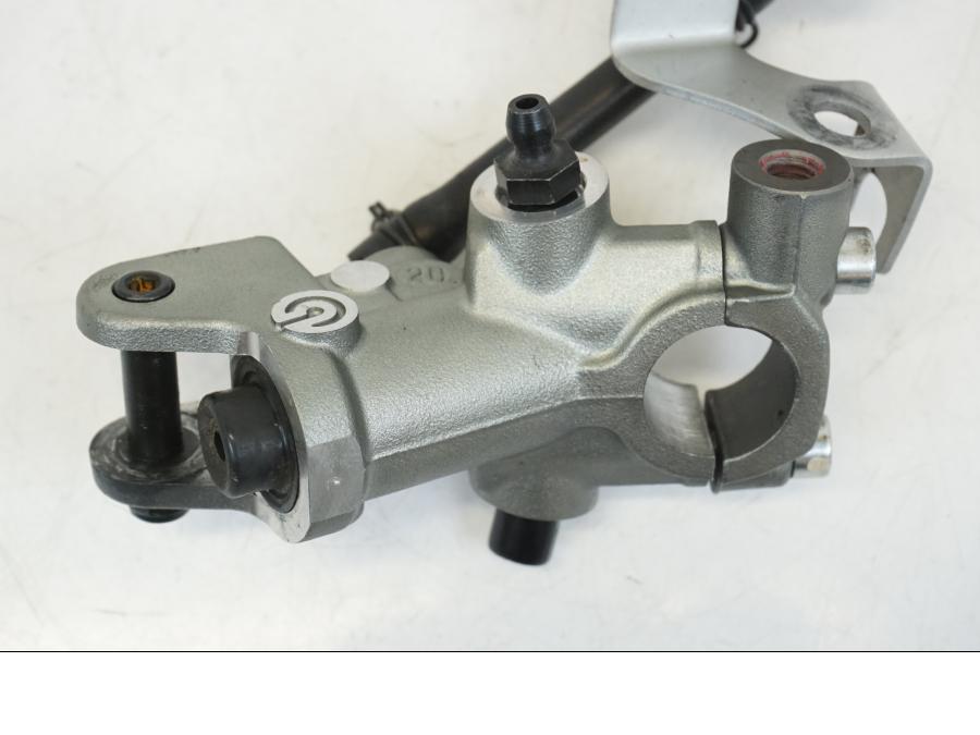 Baksidan på Kopplingshuvudcylinder från en Ducati Streetfighter V4 -2020 motorcykel.