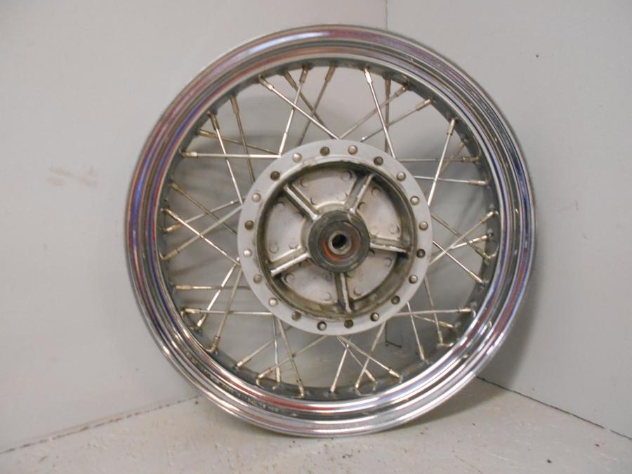 Baksidan på Fälg från en Triumph Bonneville -2001 motorcykel.