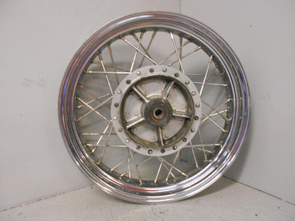 Baksidan på Fälg från en Triumph Bonneville -2001 motorcykel.