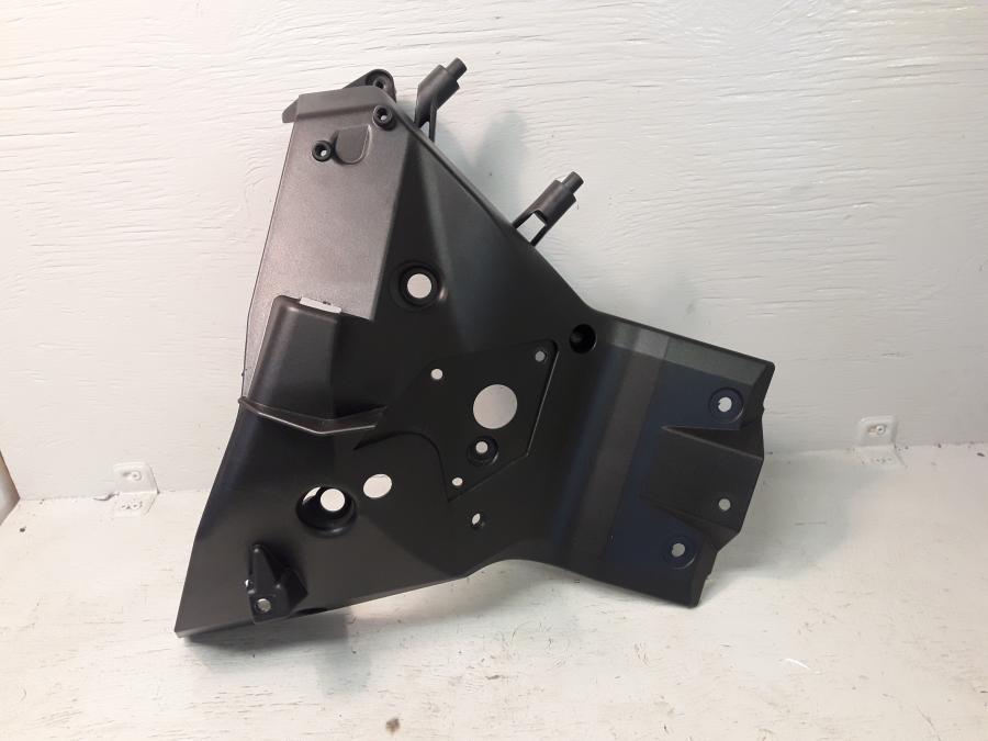 Framsidan på Strålkastarfäste från en KTM 1190 Adventure -2014 motorcykel.