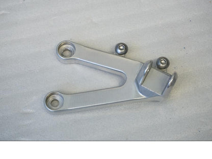 Framsidan på Fotpinnefäste från en Honda CBR 600 RR -2004 motorcykel.